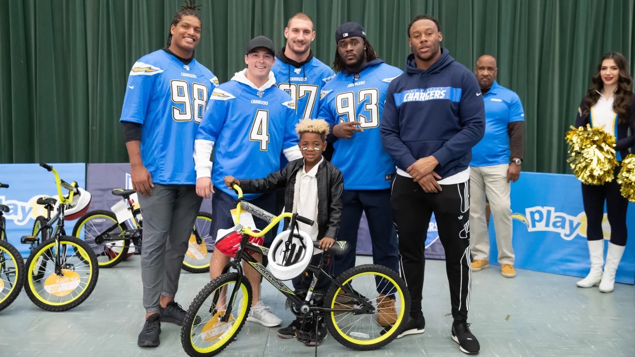 LA Chargers Surprise 100 Inglewood Unified Elementary Students with New ...